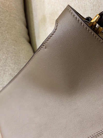 フェンディバッグ角部分ディテール